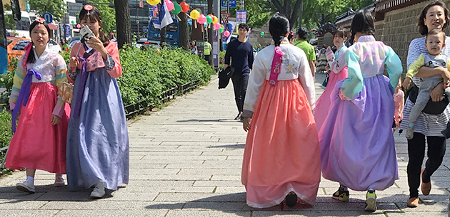 Girls in rented traditional hanbok